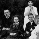 El padre Byles, en el centro, en una foto desenfadada que se tomó con unos amigos y su familia