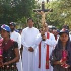 El arzobispo Anil Couto de Delhi lleva la Cruz en procesión