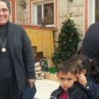 La hermana Sanaa Hana con algunos de los niños que atiende entre los refugiados en Ankawa y el Kurdistán iraquí