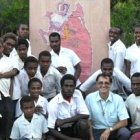 El corazonista español Antonio López, con alumnos de su colegio en Vanuatu y el logotipo de la JMJ de Madrid 2011