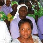 Los platos rotos de las caricaturas desafiantes de Charlie Hebdo los pagan gente sencilla y ajena, como estas parroquianas de Santa Teresita en Zinder, Níger