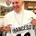 Francisco con una camiseta de fútbol que lleva su nombre y sus colores papales