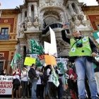 La Junta de Andalucía plantea un ERE encubierto por razones ideológicas, según los manifestantes.