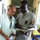 El padre Miguel Pajares y el sanitario George Convey en su hospital de Liberia... antes de morir en el estallido de ébola