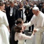 El Papa Francisco bendice unos novios - defiende la complementariedad entre hombre y mujer, como signo de Dios