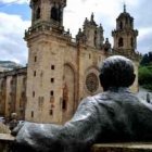 La estatua del escritor Álvaro Cunqueiro contempla la catedral de Mondoñedo, revalorizada por la Unesco con otros caminos hacia Santiago