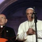 El Papa Francisco, a la entrada de la catedral de Quito, saluda a los fieles tras un día agotador