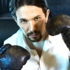 El político de extrema izquierda Pablo Iglesias con guantes de boxeo - foto de Uxio da Vila para VanityFair