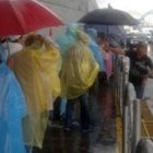 Los fieles esperan bajo el granizo y la lluvia para entrar en el espacio que acogerá la misa de Francisco en Quito