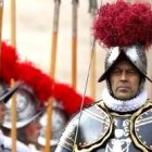 El comandante Christoph con la Guardia Suiza en uniforme de gala