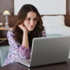 Una mujer delante de un ordenador... ¿leyendo ReL?