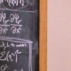 Escena de la película de 2001 Una Mente Maravillosa inspirada en John Forbes Nash... pero Ennio de Giorgi se adelantó un año a Nash en su teorema