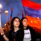 Jóvenes armenias en un acto de memoria del genocidio del gobierno de los Jóvenes Turcos contra su pueblo