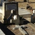 Cruces destruidas en el cementerio de St. Laurent, al sur del país, uno de los afectados