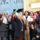 Vecinas de Alfafara celebran el premio de la Lotería que ha tocado al pueblo de 400 habitantes