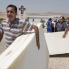 Familias cristianas y yazidíes recogen colchones en la Iglesia de los Apóstoles en Fishkhabour, Irak del Norte - Cáritas actúa a través de las parroquias