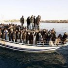 Embarcaciones abarrotadas llegan -o naufragan- en la ruta hacia Italia... pero este incidente es distinto