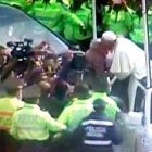Las cámaras de TV recogieron la parada sorpresa del Papa, signo de su amor por los ancianos