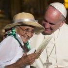 Francisco con la anciana señora Caicedo Vega que habló de la importancia de la educación
