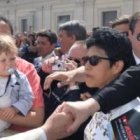 El padre José Antonio Medina saluda al Papa Francisco en Roma... el sacerdote le mostró su libro con las claves ignacianas del Pontífice