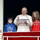 Dos niños de la Acción Católica italiana aparecieron junto al Papa en la ventana de su despacho.