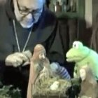 Monseñor Sanz Montes explica a los títeres de Valiván los misterios de la Encarnación del Hijo de Dios.