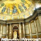 El impresionante aspecto de la basílica de San Pablo Extramuros en la festividad de la Conversión de San Pablo.