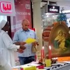 Pocos se resistieron a pedir una oración por sus intenciones y seres queridos.