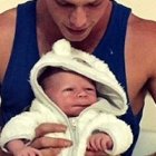 Los jóvenes necesitan fondos para atender a su hija y han dado a conocer su historia.