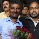 El padre Alexis, jesuita que estuvo 8 meses secuestrado en Afganistán, con camisa clara y sonriente, de vuelta en Delhi