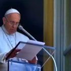 Antes de rezar un avemaría por los fallecidos, el Papa pidió que cada uno rezase en silencio y él también lo hizo, en un momento siempre impresionante.