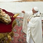 El Papa Francisco con el incienso ante el Niño Jesús en Misa de Navidad