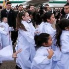 Los niños del coro que recibió a Francisco se lanzaron literalmente hacia él para abrazarle y pedirle cosas.