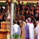 En tu edén de Caacupé / es tu pueblo, Virgen pura, / que te da su amor y fe.