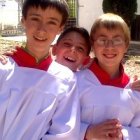 Todo el mundo mira a los monaguillos - con su presencia y actos rituales bien hechos acercan al pueblo a Dios y a la liturgia