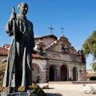 Escultura de fray Junípero Serra ante la Misión de San Antonio de Padua que él fundó en California