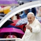El Papa Francisco, rodeado de paraguas en la audiencia pública, pidió orar por el Sínodo de la Familia de 2015