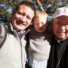 El arzobispo Gómez de Los Ángeles, con la gorra de la Marcha provida y un padre con su joven hijo, manifestantes
