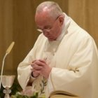 El Papa Francisco en la misa matinal de Santa Marta dirige la oración de los fieles