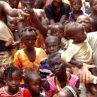 El padre Trinchero con alguno de los cientos de niños del convento