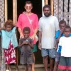 El hermano Antonio López, misionero en Vanuatu, con una familia local, antes del terrible ciclón