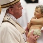 La adoración del Niño Jesús fue uno de los momentos más emotivos de la Misa de Navidad.