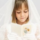 Una niña ataviada para la Primera Comunión... pero ¿están bien preparados espiritualmente los niños en España?