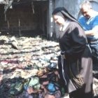 Una religiosa examina la zona destruida en los benedictinos de Tabga por el incendio provocado por extremistas