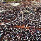 Los presidentes de Paraguay y Argentina estuvieron entre los cientos de miles de personas que acudieron a la misa dominical.