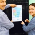 Unos voluntarios ponen carteles convocando a la Cuarta Marcha por la Vida de México