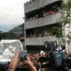 Cuando se supo que el Papa visitaría la Fundación San Rafael, miles de personas se congregaron en la puerta.