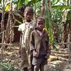 Reticia y Dominic tenían 10 y 7 años, respectivamente, cuando murieron sus padres de sida, en el año 2000.