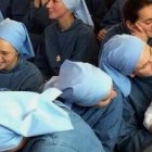 La pequeña Maki visitando a las religiosas de la comunidad Iesu Communio