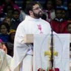 El padre Mario Majano cuenta en la homilia ante numerosos obispos el testimonio de una mujer que le impresionó y que tres veces rechazó el aborto